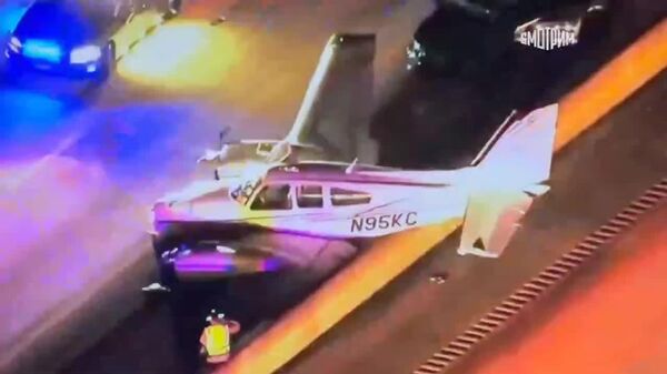 Лёгкий самолёт аварийно сел на оживленную трассу во Флориде, где столкнулся с автомобилем — СМИ - Sputnik Молдова