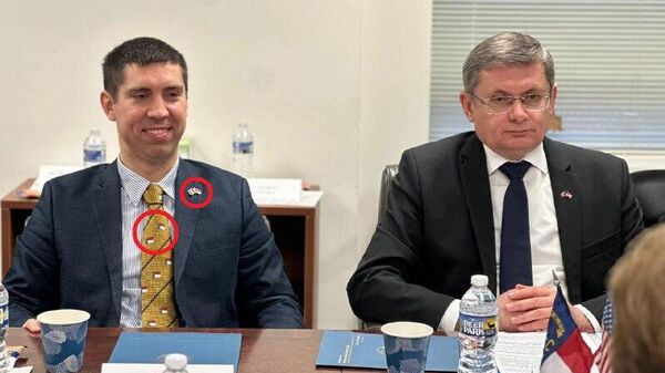 Тут наш Попшой иностранных дел превзошел сам себя – на официальную встречу с руководством американского штата Северная Каролина он нацепил галстук, разукрашенный флагами этой административной единицы США - Sputnik Молдова