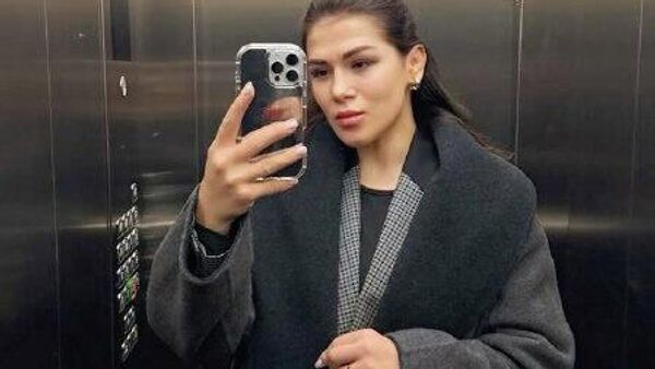 Anastasia Nichita și-a tras o nouă poză fițoasă, probabil într-unul dintre lifturile din clădirea Parlamentului - Sputnik Moldova