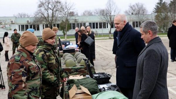 Ministerul Apărării de la Chișinău anunță că militarii Armatei Naționale vor fi mai bine protejați și dotați pentru a-și îndeplini misiunile, după ce ieri Alianța Nord-Atlantică a transmis un nou lot de asistență prin Inițiativa de Consolidare a Capacităților de Apărare (DCBI), contribuind direct la îmbunătățirea condițiilor de pregătire și activitate pentru efectiv - Sputnik Moldova