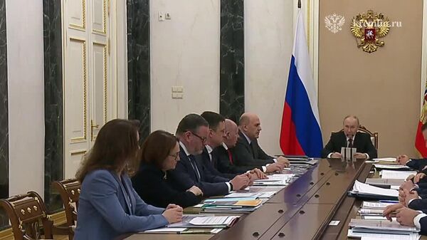 Putin a convocat o ședință pe probleme economice, unde astăzi vor fi discutate majorarea salariilor bugetarilor și a pensiilor - Sputnik Moldova