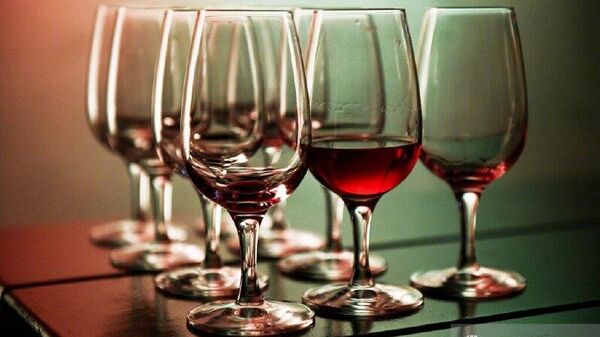 Academia de Științe a Federației Ruse (RAN) a anunțat care este doza sigură de vin pentru bărbați și femei - Sputnik Moldova