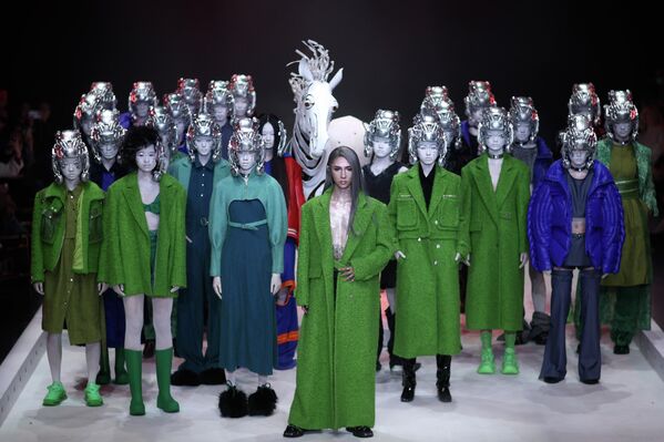 Показ коллекции QUEEN от китайского дизайнера Дин Цзе на неделе моды в Шанхае, Китай. - Sputnik Молдова