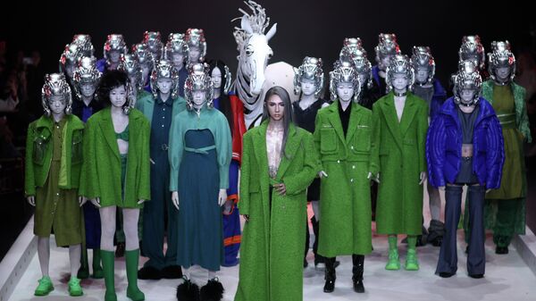 Показ коллекции QUEEN от китайского дизайнера Дин Цзе на Недели моды в Шанхае, Китай - Sputnik Молдова