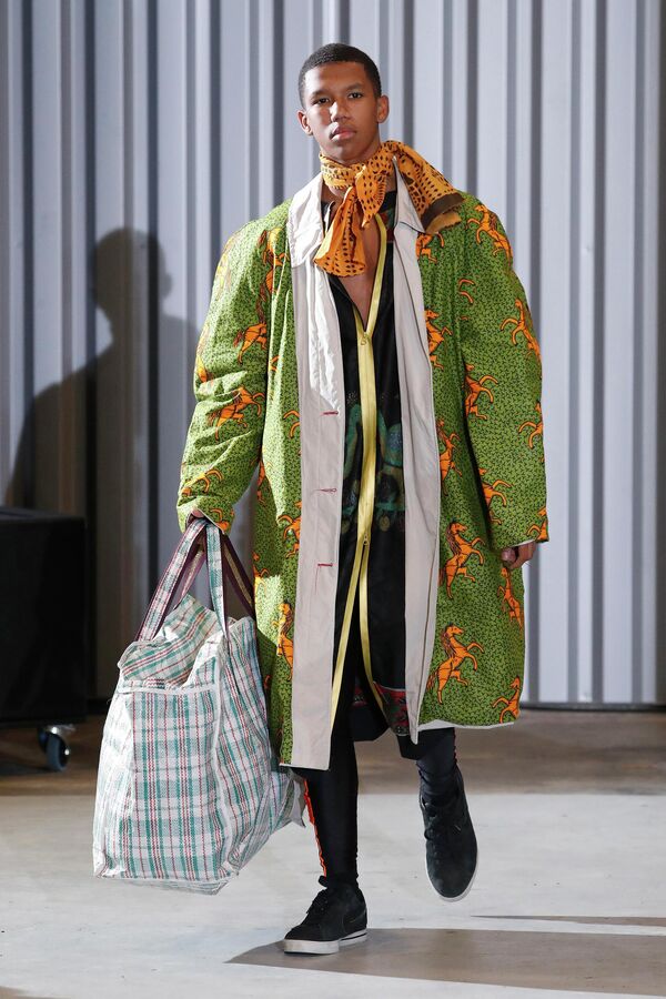 Пальто с "лошадиным принтом" от Xuly Bet в рамках парижской недели моды. - Sputnik Молдова