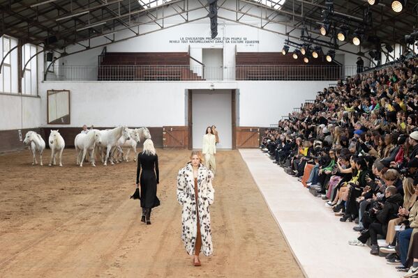 Лошади и модели на показе женской одежды от Stella McCartney в рамках парижской недели моды. - Sputnik Молдова