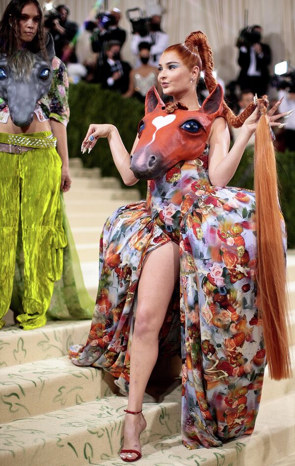 Ким Петрас в "лошадином образе" на балу Met Gala 2021 в Нью-Йорке, США. - Sputnik Молдова