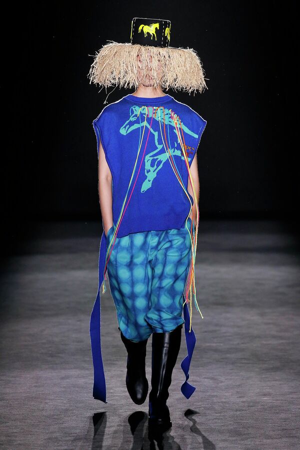 "Лошадиная шляпа" от Chulaap в рамках 080 Barcelona Fashion. - Sputnik Молдова