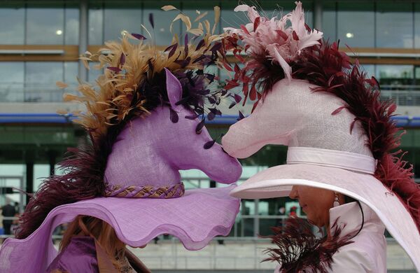 Традиционные скачки в английском Аскоте и самые безумные головные уборы. - Sputnik Молдова