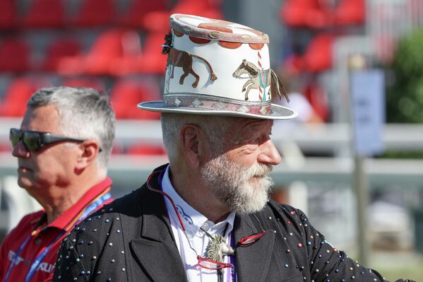 Ведущий соревнований по конному спорту Педро Цебулка в специальной шляпе. - Sputnik Молдова