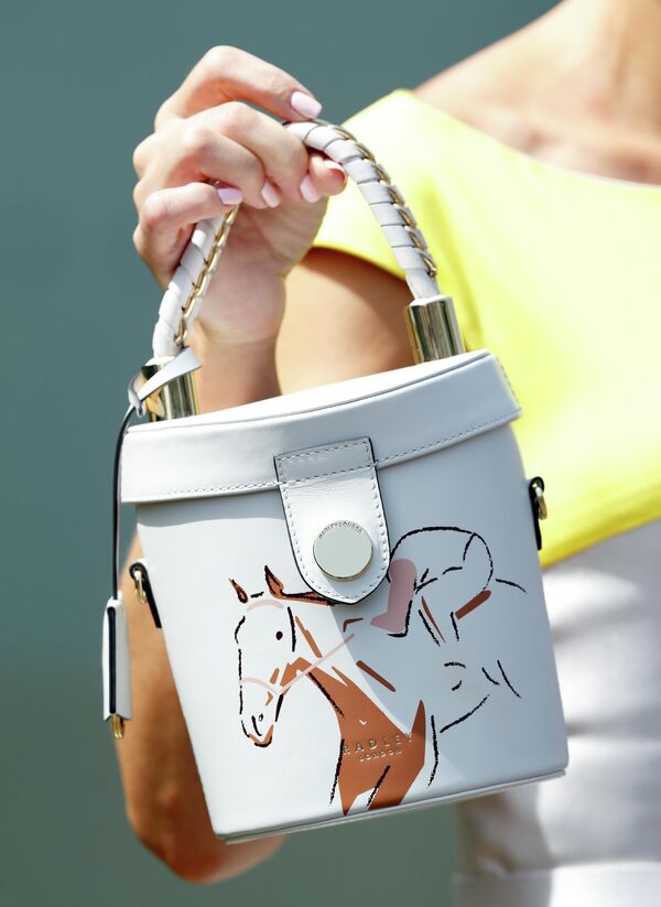 Сумка телеведущей Шарлотты Хокинс на первом дне Королевских скачек в Аскоте, Великобритания. - Sputnik Молдова