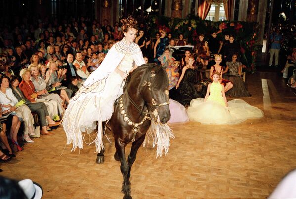 Модель Валентина Поццо ди Борго верхом на лошади в костюме от Франка Сорбье на показе коллекции высокой моды в Париже. - Sputnik Молдова