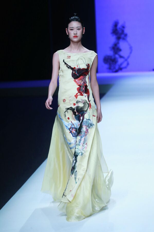 Платье с традиционной росписью демонстрирует модель на показе David Sylvia дизайнера Хао Вэймина на Недели моды Mercedes-Benz China в Пекине. - Sputnik Молдова
