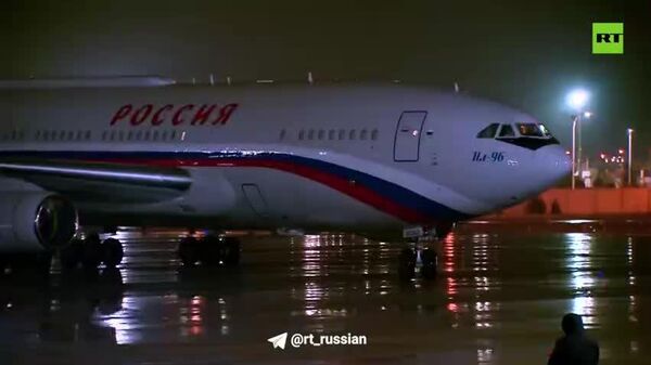 A fost întâmpinat de copii care țineau buchete de flori, urmat de o serie de negocieri importante și un forum internațional - Sputnik Moldova