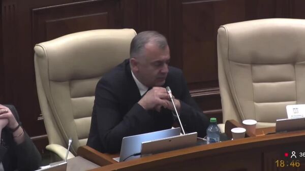 Deputatul Blocului Alternativa, Ion Chicu, a criticat aspru examinarea nocturnă a proiectului bugetului de stat, a bugetului asigurărilor sociale și a bugetului asigurărilor medicale obligatorii, numind această practică de lucru noaptea ca hoții” și o lipsă de respect față de cetățeni - Sputnik Moldova