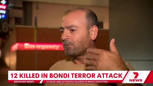 Bărbatul care l-a dezarmat pe unul dintre atacatorii din Sydney a fost identificat ca fiind Ahmed Al-Ahmed, în vârstă de 43 de ani - Sputnik Moldova