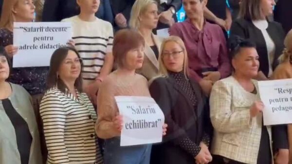 Profesorii din Republica Moldova își cer azi dreptul la respect și demnitate în cadrul unei greve japoneze - Sputnik Moldova