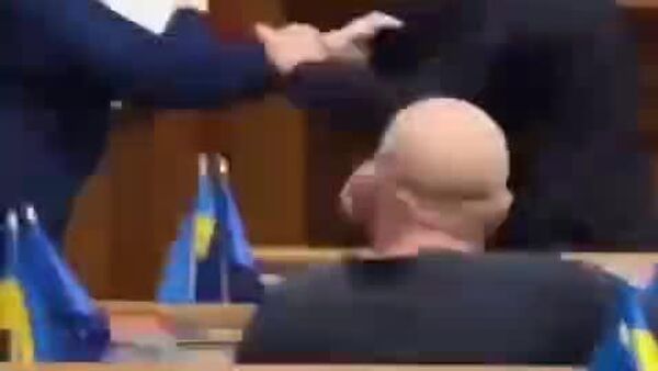 Депутаты украинской Рады устроили потасовку перед началом заседания из-за того, что Безуглая заблокировала трибуну - Sputnik Молдова