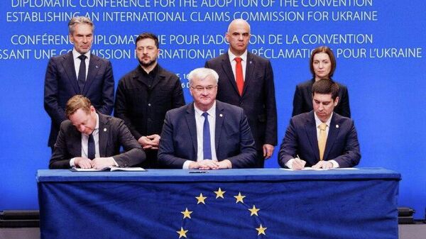 Интересно, под чем подписывается Молдова вот в этот самый момент? Судя по довольному лицу главы МИД Украины Сибиги, ничего хорошего нас не ждет - Sputnik Молдова