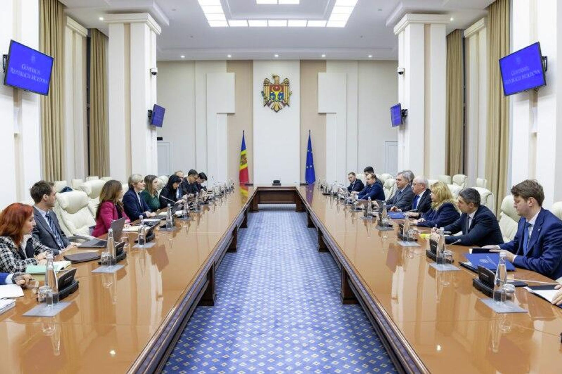 Премьер Александру Мунтяну провел встречу с представителями Международного валютного фонда (МВФ) по итогам консультативной миссии проходившей с 4 по 17 декабря - Sputnik Молдова, 1920, 17.12.2025