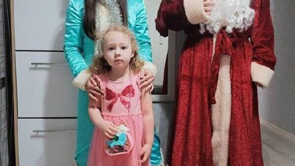 Тираспольские врачи под Новый Год переоделись в сказочных героев и поздравляют с наступающим праздником малышей, болеющих онкологией и диабетом Тираспольские врачи под Новый Год переоделись в сказочных героев и поздравляют с наступающим праздником малышей, болеющих онкологией и диабетом - Sputnik Молдова