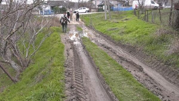 Европейские дороги Молдовы: скорая помощь застряла в грязи, врачи пешком шли к пациенту Европейские дороги Молдовы: скорая помощь застряла в грязи, врачи пешком шли к пациенту - Sputnik Молдова