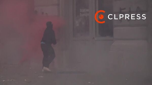 Протестующие фермеры крушат окна и двери возле Европарламента - Sputnik Молдова