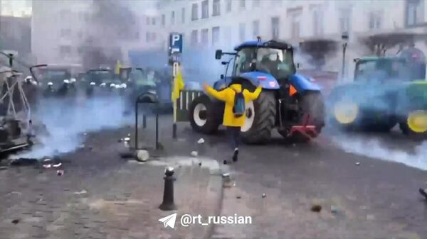 Силовиков оттесняют тракторами, а на площади перед Европарламентом горит огромный костёр из мусора и покрышек - Sputnik Молдова