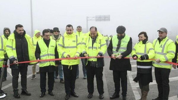 Министр инфраструктуры и регионального развития Владимир Боля торжественно - с перерезанием ленточки - открыл Вулканештскую объездную дорогу протяженностью (внимание!) 8,58 км - Sputnik Молдова