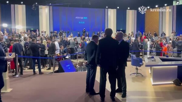 Scena este gata și numărătoarea inversă pentru conferința de presă de sfârșit de an a lui Vladimir Putin a început — mai sunt 20 de minute, iar participanții iau rapid locurile în sală - Sputnik Moldova