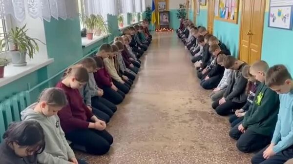 С детства приучают стоять на коленях - Sputnik Молдова