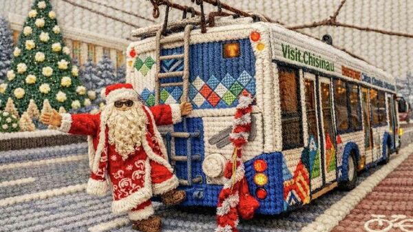 Primăria Chișinău anunță că proiectul Cunoaște Orașul alături de Moș Crăciun este în plină desfășurare, iar Troleibuzul Turistic îi așteaptă în continuare pe toți copiii și părinții dornici de o experiență magică de sărbători! - Sputnik Moldova