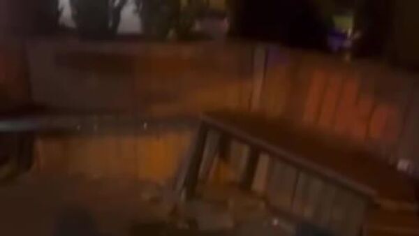 На Рышкановке в районе Афганского парка в Кишиневе автомобиль вылетел на тротуар и врезался в террасу кафе - Sputnik Молдова