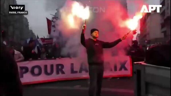 Не будем умирать за Украину — антивоенный протест прошел во Франции - Sputnik Молдова