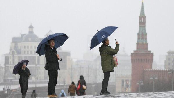 O amendă de până la un milion de ruble riscă cei care filmează în Piața Roșie reclame, videoclipuri cu hărțuirea cetățenilor sau materiale cu caracter huliganic, avertizează juriștii ruși - Sputnik Moldova