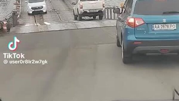 Așa se deplasează în prezent automobilele pe trecerea pontonieră din apropierea podului avariat din Maiaki - Sputnik Moldova