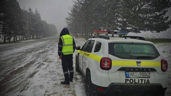 Poliția Republicii Moldova informează participanții la trafic că, pe alocuri, se înregistrează precipitații sub formă de ninsoare, iar pe unele porțiuni de drum sunt depuneri de polei și gheațǎ, ceea ce reduce considerabil vizibilitatea și aderența carosabilului - Sputnik Moldova