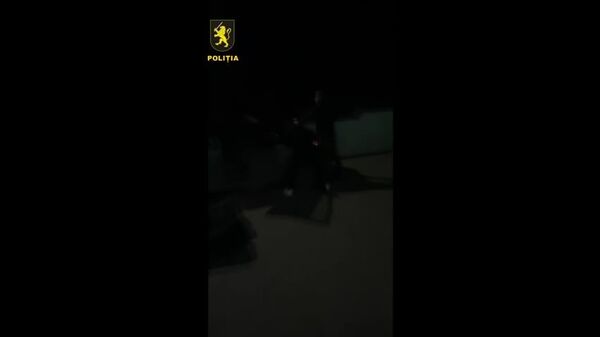 Polițiștii și procurorii din Bălți au reținut trei persoane cu vârste de 22, 41 și 49 de ani, originare din Ucraina și stânga Nistrului, suspectate de implicare într-un grup criminal organizat, specializat în comiterea escrocheriilor - Sputnik Moldova