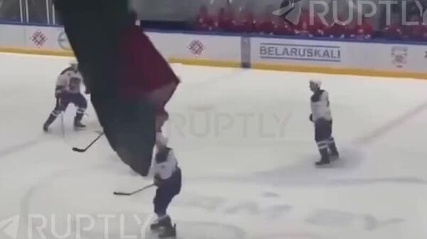 Лукашенко сбили с ног во время хоккейного матча - Sputnik Молдова
