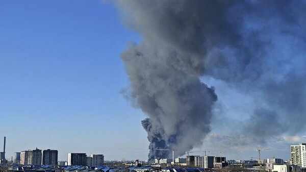 В Бухаресте загорелся склад санитарных материалов - Sputnik Молдова