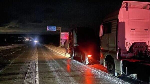 Pe traseul M-5 (localitatea Lupa–Recea) - din cauza ghețușului de pe partea carosabilă, mașinile de mare tonaj sunt oprite pe acostament, potrivit poliției - Sputnik Moldova