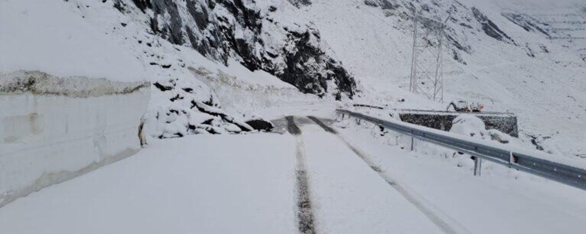 Четверо молдавских туристов заблокированы в горах Фэгэраш в Румынии, спасатели не могут к ним добраться - Sputnik Молдова, 1920, 29.12.2025