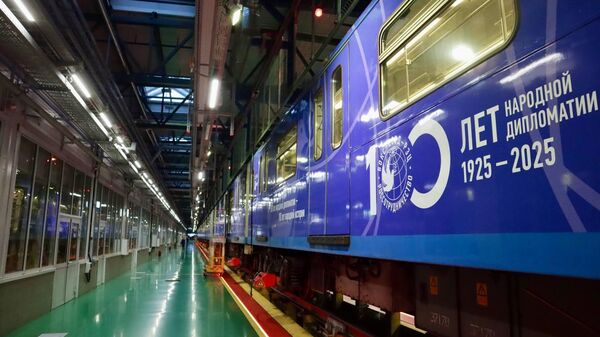 Посвященный веку народной дипломатии поезд Россотрудничества запустили в московском метро - Sputnik Молдова