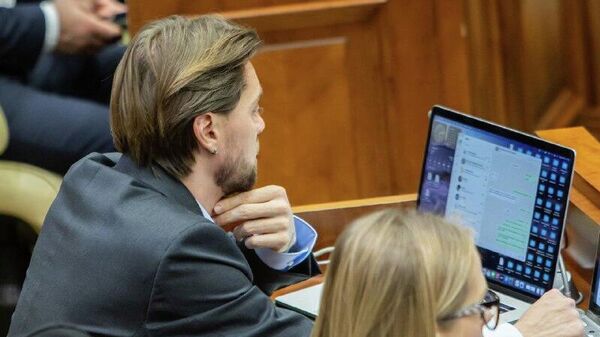 Во время пленарного заседания парламента Молдовы депутаты PAS Раду Мариан, Алекс Трубка, Максим Потырнике, Адриан Бэлуцел, Марчел Спатарь и Евгений Синкевич обсуждали в группе в Telegram предстоящую пьянку, пишет канал Гений Карпат - Sputnik Молдова