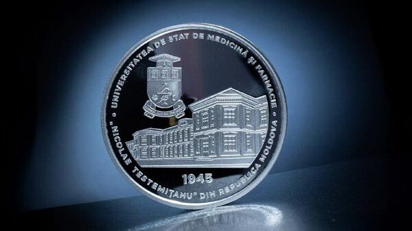 Национальный банк Молдовы выпустил в обращение две памятные серебряные монеты, посвящённые композитору Петру Теодоровичу и 80-летию со дня основания Государственного университета медицины и фармацевтики - Sputnik Молдова