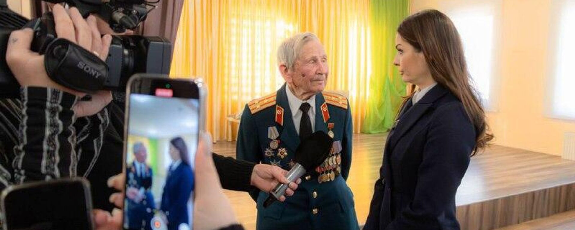 Башкан Гагаузии Евгения Гуцул поздравила со 100-летием ветерана Великой Отечественной войны Василия Семеновича Литвинова - Sputnik Молдова, 1920, 30.12.2025
