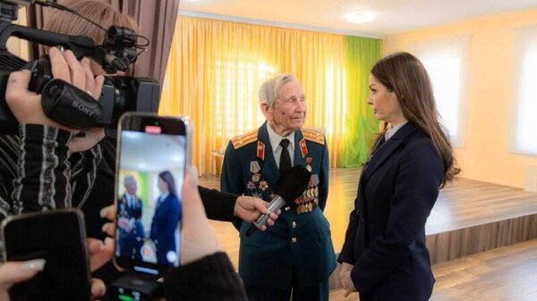 Башкан Гагаузии Евгения Гуцул поздравила со 100-летием ветерана Великой Отечественной войны Василия Семеновича Литвинова - Sputnik Молдова