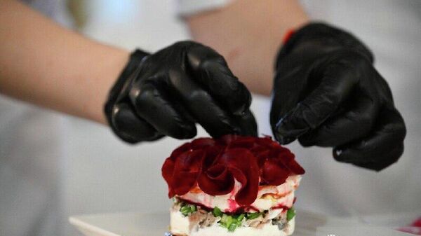 Salata Olivier și heringul sub blană (Селедка под шубой) evocă sentimente amestecate în rândul rușilor (dar și în tot spațiul post-sovietic) la masa de Revelion – aceste două feluri de mâncare sunt printre cele mai îndrăgite și, în același timp, printre cele mai plictisitoare, potrivit experților - Sputnik Moldova