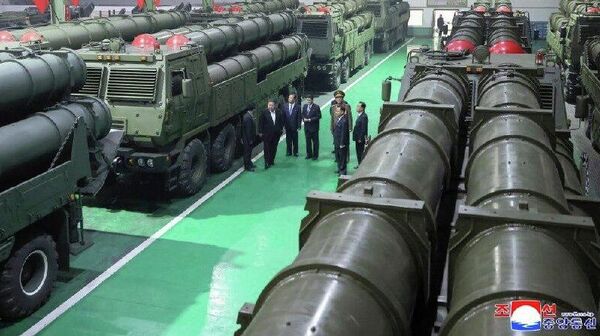 Coreea de Nord a făcut publice imagini cu liderul său, Kim Jong-un, care a inspectat producția de sisteme grele de lansare multiplă de rachete de 600 - Sputnik Moldova