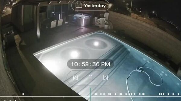 O mașină a trecut peste gard, s-a răsturnat de mai multe ori și s-a izbit de acoperișul unei case - Sputnik Moldova